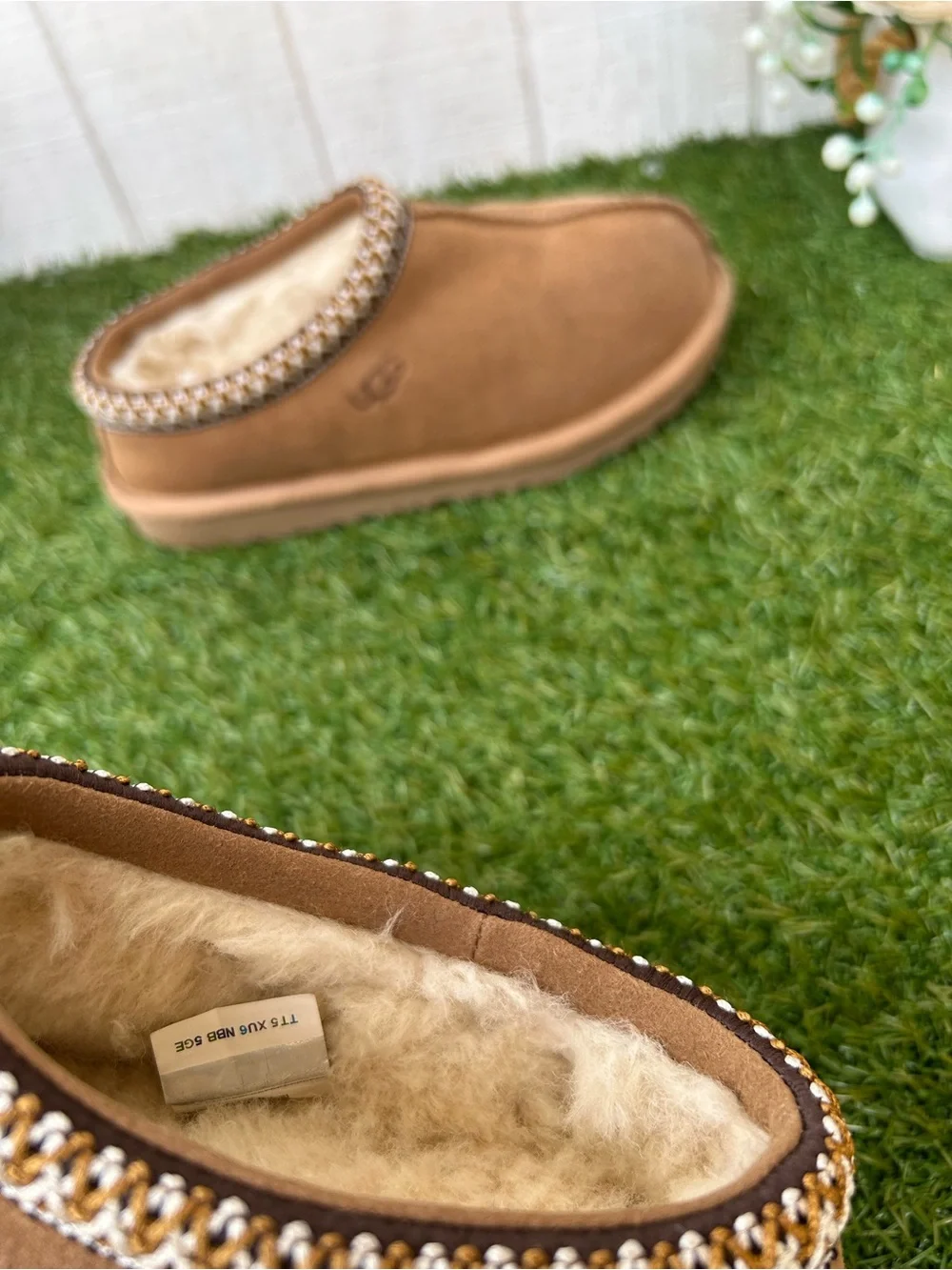 UGG details our